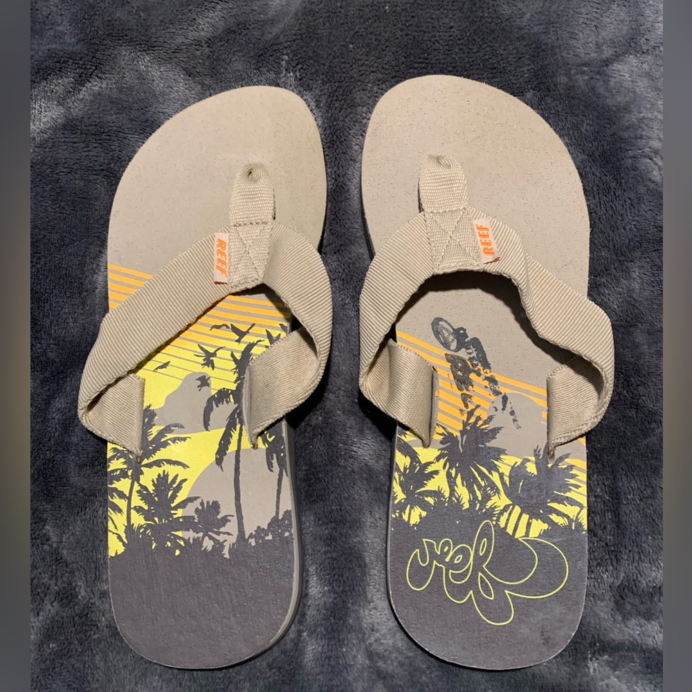 Reef Men’s Tan w/beach print Flip Flops sz 9